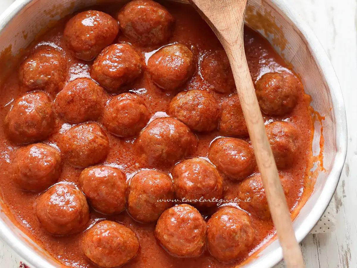Polpette al sugo, succulente e profumate, pronte per essere gustate. Un classico della cucina italiana.