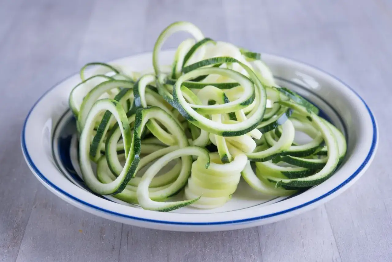 Zucchine tagliate a spirale in una ciotola, pronte per gustose ricette con zucchine.