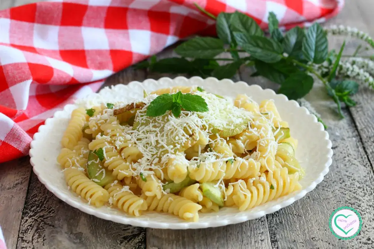 Fusilli con zucchine, formaggio grattugiato e menta fresca, un piatto che sa di estate e di pasta e zucchine alla siciliana.