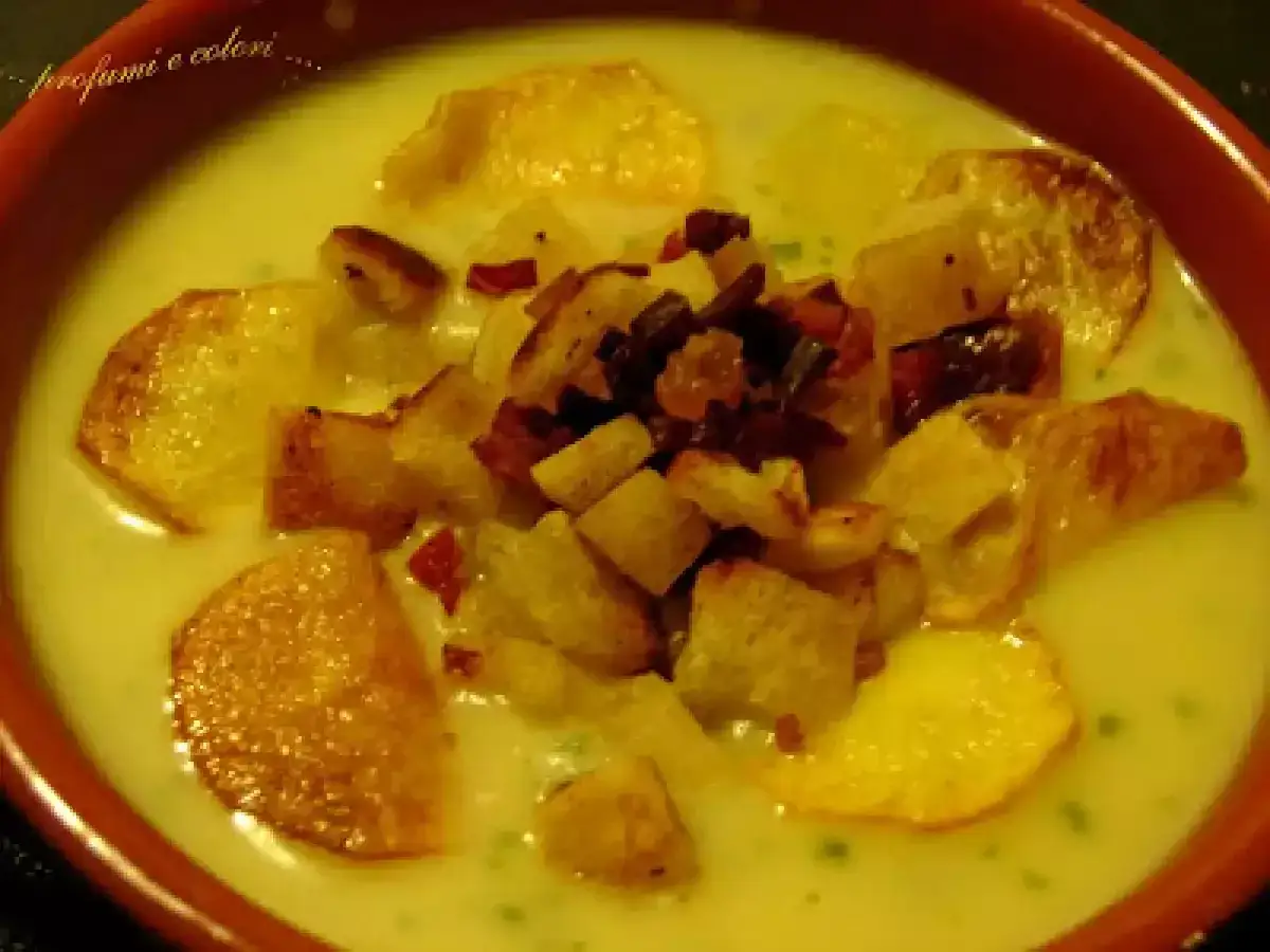 Crema di patate vellutata con crostini dorati e cubetti di pancetta croccante. Un piatto confortante e saporito.
