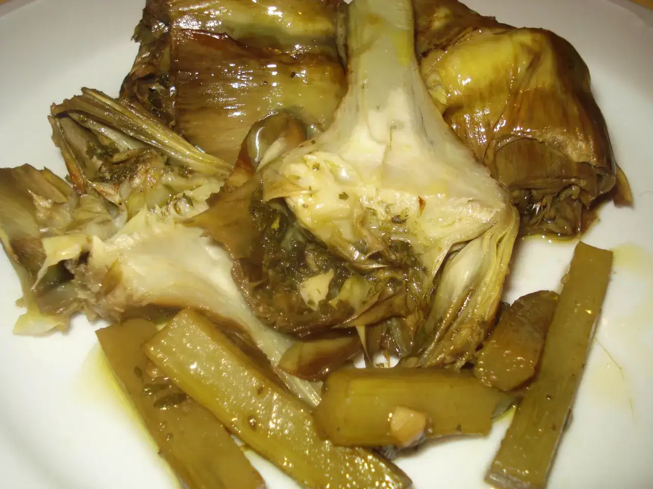 Carciofi alla romana ricetta: carciofi teneri e gustosi cotti in padella con aglio e mentuccia, un classico della cucina laziale.