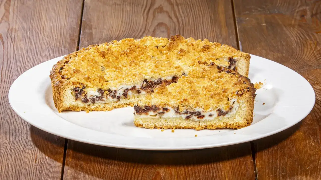 Sbriciolata ricotta e cioccolato: un dolce goloso con un ripieno cremoso e una copertura croccante, perfetto per ogni occasione.
