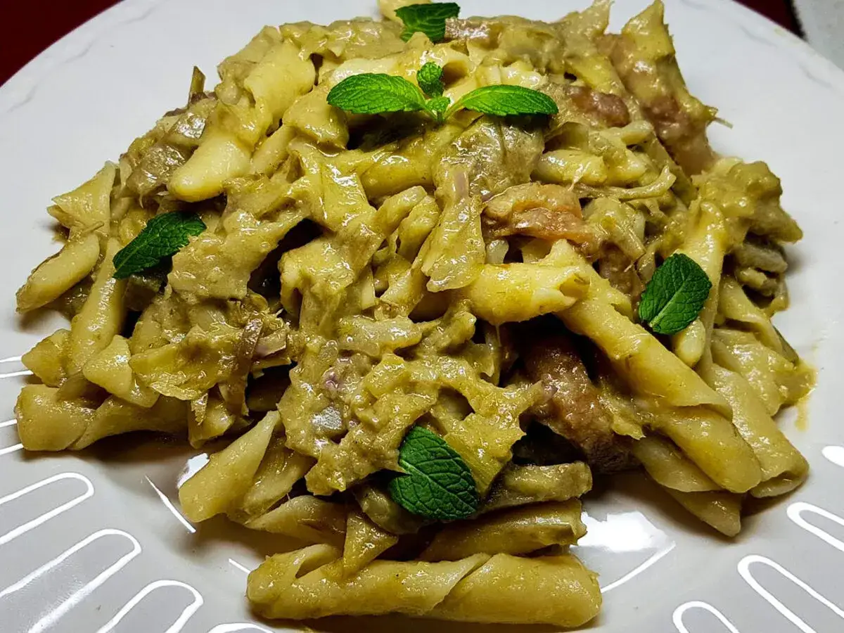 Pasta con crema di carciofi e menta fresca, un piatto cremoso e profumato.