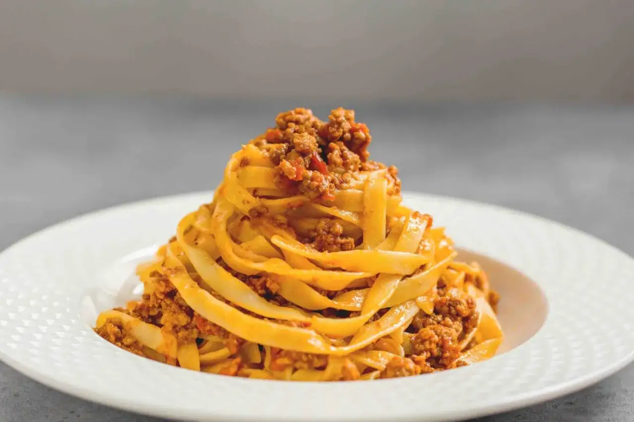 Tagliatelle fresche condite con un ricco rag&ugrave; alla bolognese, un classico intramontabile.