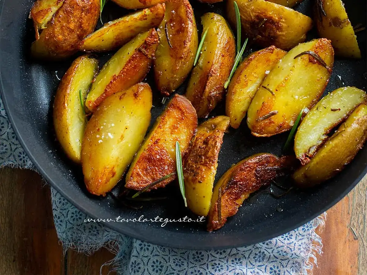 Patate al forno dorate e croccanti, profumate al rosmarino. Perfette per 10 ricette con le patate veloci.