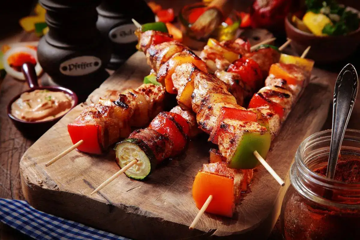 Spiedini di carne succulenti con verdure grigliate, pronti per essere gustati.