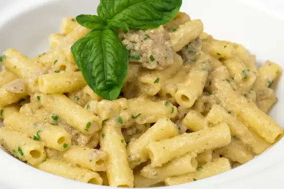 Pasta con melanzane in bianco: la ricetta cremosa e leggera