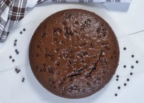 Torta al cioccolato senza burro, soffice e ricca, cosparsa di gocce di cioccolato. Un'esplosione di gusto per ogni occasione.