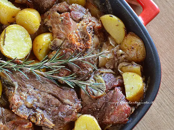 Succulento agnello al forno con patate dorate e rosmarino, un piatto che profuma di casa e tradizione.