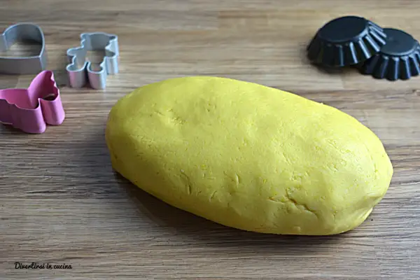 Pasta frolla Bimby pronta per essere trasformata in biscotti con formine a orsetto, cuore e farfalla.