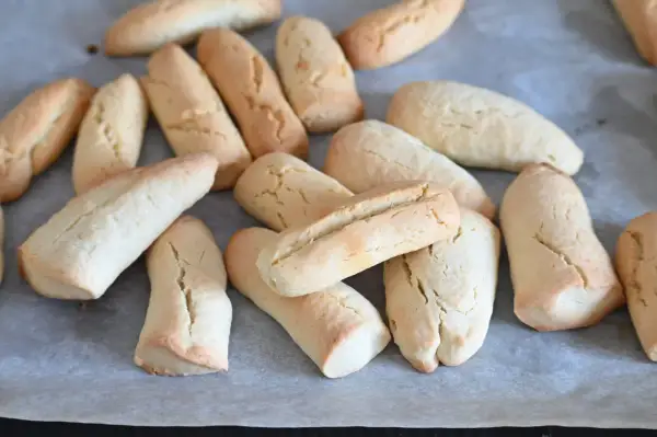 Biscotti morbidissimi in 5 minuti ricetta: una teglia piena di dolcetti dorati, perfetti per una pausa golosa.
