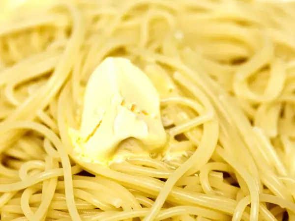 Un piatto di pasta in bianco fumante, con una generosa porzione di burro che si scioglie. Semplice e deliziosa.
