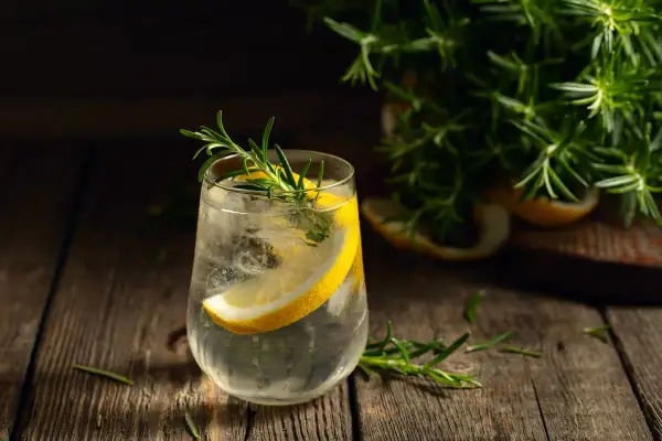 Un rinfrescante gin tonic con limone e rosmarino, perfetto per la tua ricetta estiva.