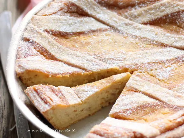 Deliziosa pastiera napoletana con la sua croccante pasta frolla, cosparsa di zucchero a velo.