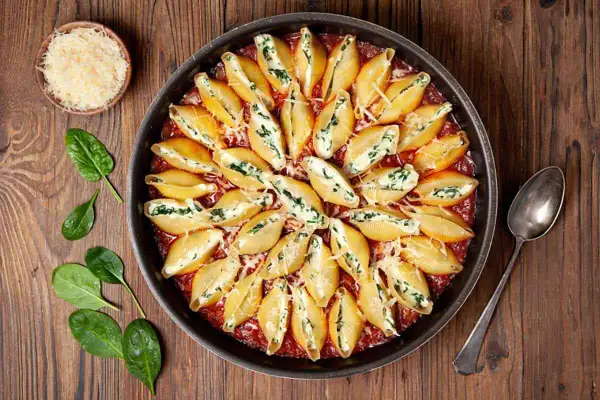 Conchiglioni ripieni al forno, un piatto invitante con pasta a forma di conchiglia farcita e gratinata, pronta per essere gustata.