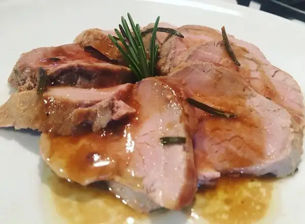 Filetto di maiale in padella morbido, succulento e profumato al rosmarino, nappato con il suo sughetto.