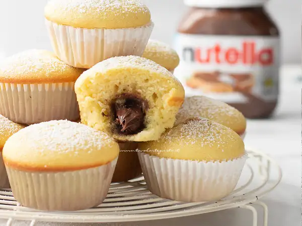 Muffin con cuore morbido di Nutella, una ricetta muffin semplici perfetta per ogni occasione. Spolverati di zucchero a velo.