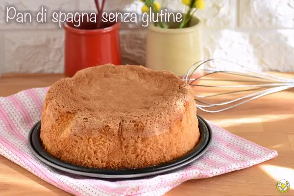 Un soffice pan di spagna senza glutine, pronto per essere farcito. La sua consistenza leggera lo rende perfetto per ogni occasione.