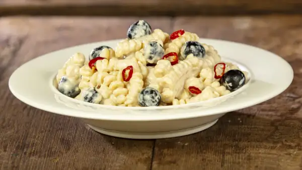 Pasta al tonno in bianco con olive nere e peperoncino, un piatto semplice ma gustoso.