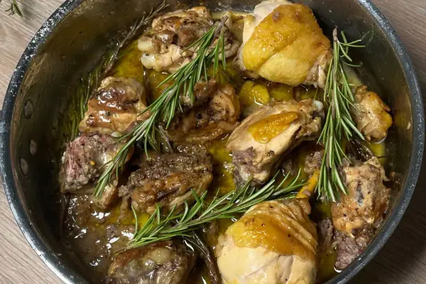 Pollo alla cacciatora ricetta della nonna, succulento e profumato, cotto in padella con rosmarino fresco.